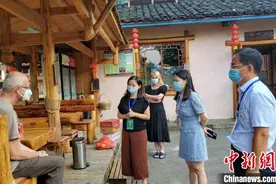 滞留张家界的外国游客：淡定喝咖啡看书 相信中国政府的防疫举措图片