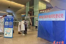 武汉站各出口专人值守，各区对接转运重点地区旅客图片
