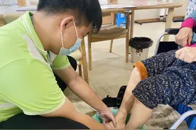战疫｜打地铺的“养老人”图片