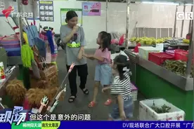 佛山：货车倒车 一小孩从车底穿过视频封面