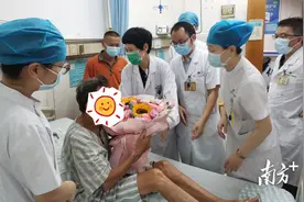 病房里，全红婵爷爷和医护人员一起为她加油图片