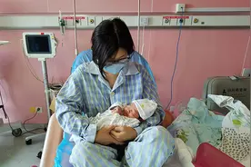 所在小区被列为中风险地区，上海孕产妇被紧急送医诞下宝宝图片
