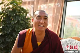 传统与现代结合的藏传佛教僧人成长记图片