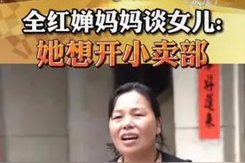 “每次看到女儿举那么重，就感觉很心酸，会掉眼泪”图片