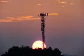 湖北宜昌：日出红太阳与通信铁塔相映成趣图片