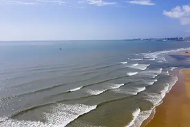 山东青岛：灵山湾海浪奔涌激荡图片