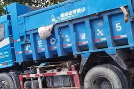 上海街头惊现一条“人腿”，就挂在垃圾车上？调查结果来了→图片
