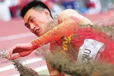 朱亚明三级跳远摘银创历史图片