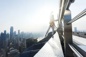 走在来福士观景台水晶连廊屋脊是怎样一种体验？重庆来福士观景台“云中漫步”本周日开启图片