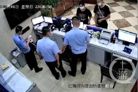 重庆有多魔幻？外地游客下车买饮料，一出超市迷了路图片
