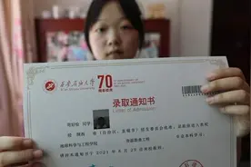 车祸瞬间被妈妈扔出窗外，女孩13年后考上一本感谢母亲视频封面