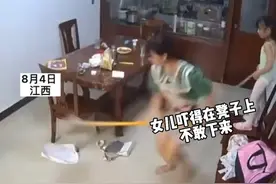 心疼又好笑！母亲为保护女儿驱赶老鼠，老鼠打晕后自己也吓哭了图片
