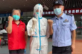 父母奋斗在抗疫一线，这名小学生说“我把爸爸妈妈借给大家，请不要担心”图片