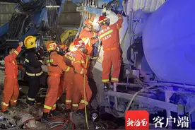 三亚：水泥罐车撞上工程机械车 驾驶员呼吸困难驾驶室严重变形图片
