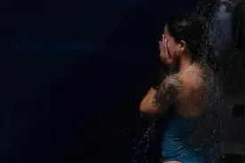 为什么跳水运动员总是去冲澡，他们拿在手上的小毛巾干嘛的？图片