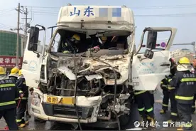 山东东营：两油罐车相撞一人被困，消防紧急救援图片