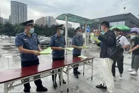 有“黑车”，快举报！乘坐“黑车”风险大图片