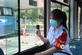 公交女司机酷暑下的坚守图片
