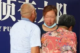 四川绵阳女孩6岁时被拐 30年后再回家乡，一家人含泪拥抱图片