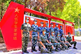 是军功章更是教科书，这所高校立起“入伍学生荣誉墙”图片
