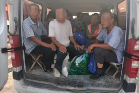 5座面包车竟拉了20人 济南交警查处时直呼惊讶图片