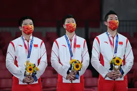 乒乓球——男子团体颁奖仪式举行图片