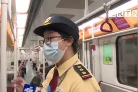 小孩脚卡座椅玻璃 地铁工作人员机智取出视频封面