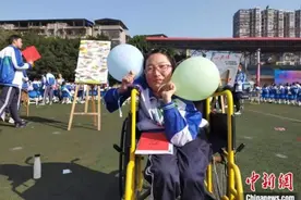 四川“轮椅女孩”收到大学录取通知书：多发现身边的阳光图片