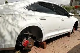 哈尔滨几位车主蒙了：一觉醒来，车“坐”地上了……图片