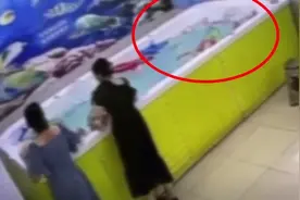 揪心！4岁女孩人没了，2名大人在旁边没察觉图片