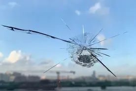 “砰”的一声！玻璃窗上留下孔洞 同幢居民楼之前已“中招”两次……图片