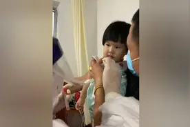 核酸采样点现场 宝宝认不出“全副武装”的妈妈图片