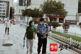 外出买菜眩晕摔倒，民警陪伴独居老人就医图片