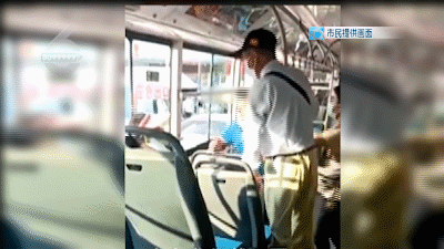 62岁大妈坐公交拒戴口罩还动刀子！司机挥出一拳……图片