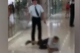 老大爷未出示健康码硬闯商场和保安肢体冲突，警方介入视频封面