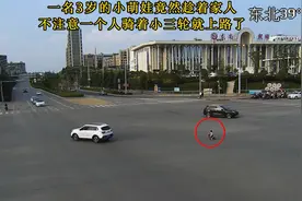 曲靖3岁小萌娃趁着家人不注意一个人骑着小三轮车上路了······图片