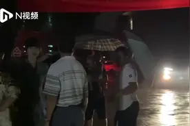 太恶俗！网红冒雨在全红婵家外直播，当地呼吁理性打卡图片