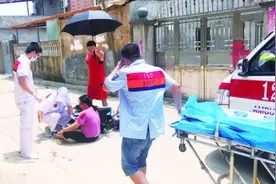 同安一女子受伤躺倒路边 热心市民撑伞救助图片