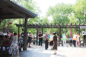 这个广场舞“消音器”厉害了，背面50米远听到的是“蚊子叫”图片