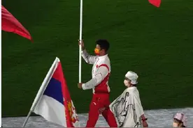 东京奥运会闭幕式 苏炳添身姿挺拔高举五星红旗入场图片