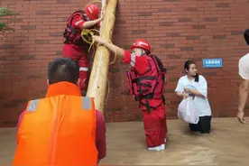 特大暴雨侵袭四川达州，救援队员：部分乡镇积水深达两米图片