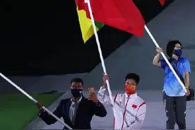 苏炳添手举五星红旗入场，网友们却说他今晚熬夜了图片