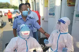 感动！隔着防护服，漯河保安父亲一眼认出医生儿子图片
