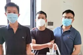 三个男人因疫“同居”：从尬聊，到一起做饭打游戏图片