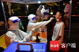 海口医护人员挑灯夜战在抗疫一线图片