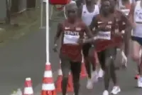 法国马拉松选手回应比赛中打翻补给水：当时太累，并非故意图片