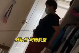 硬核防疫！阿姨背药桶为家里消毒，网友：防疫意识值得学习图片
