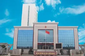 参观邻居家装修不慎坠楼，婆婆将邻居告上法庭索赔，法院判决邻居无责图片