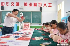 高手在民间！且看这名保安用剪纸诉说中国神话故事图片