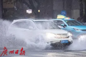 雷雨天安全秘笈来了！水深若超半车轮勿贸然涉水图片